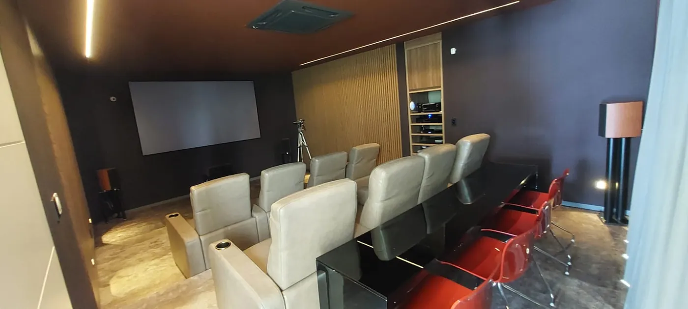Home theater com retrofit de automação residencial feito pela Santos Automação