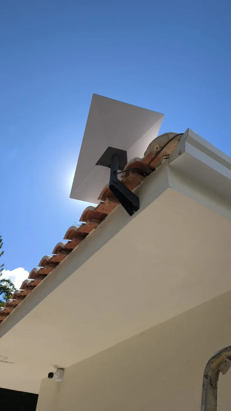 Antena Starlink instalada no telhado, somada à internet local com VPN e load balance