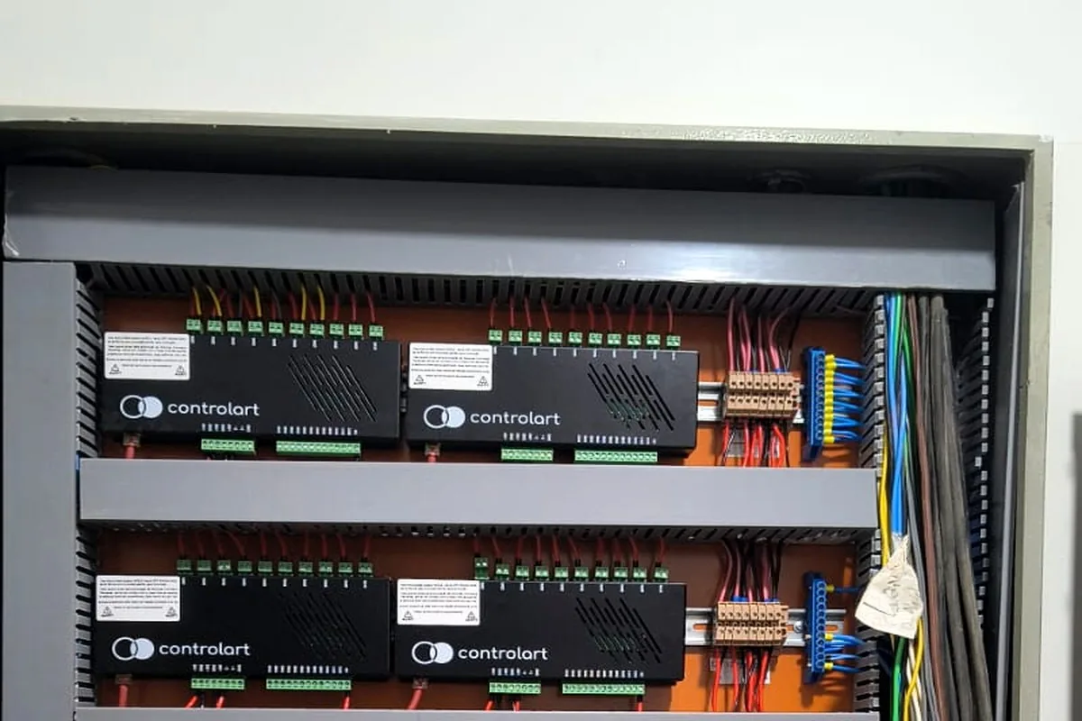 Quadro de automação residencial com módulos organizados e cabeamento identificado