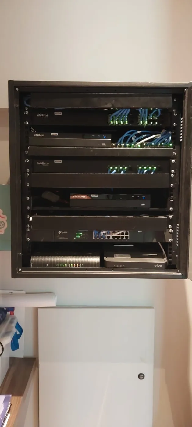 Rack de automação embutido
