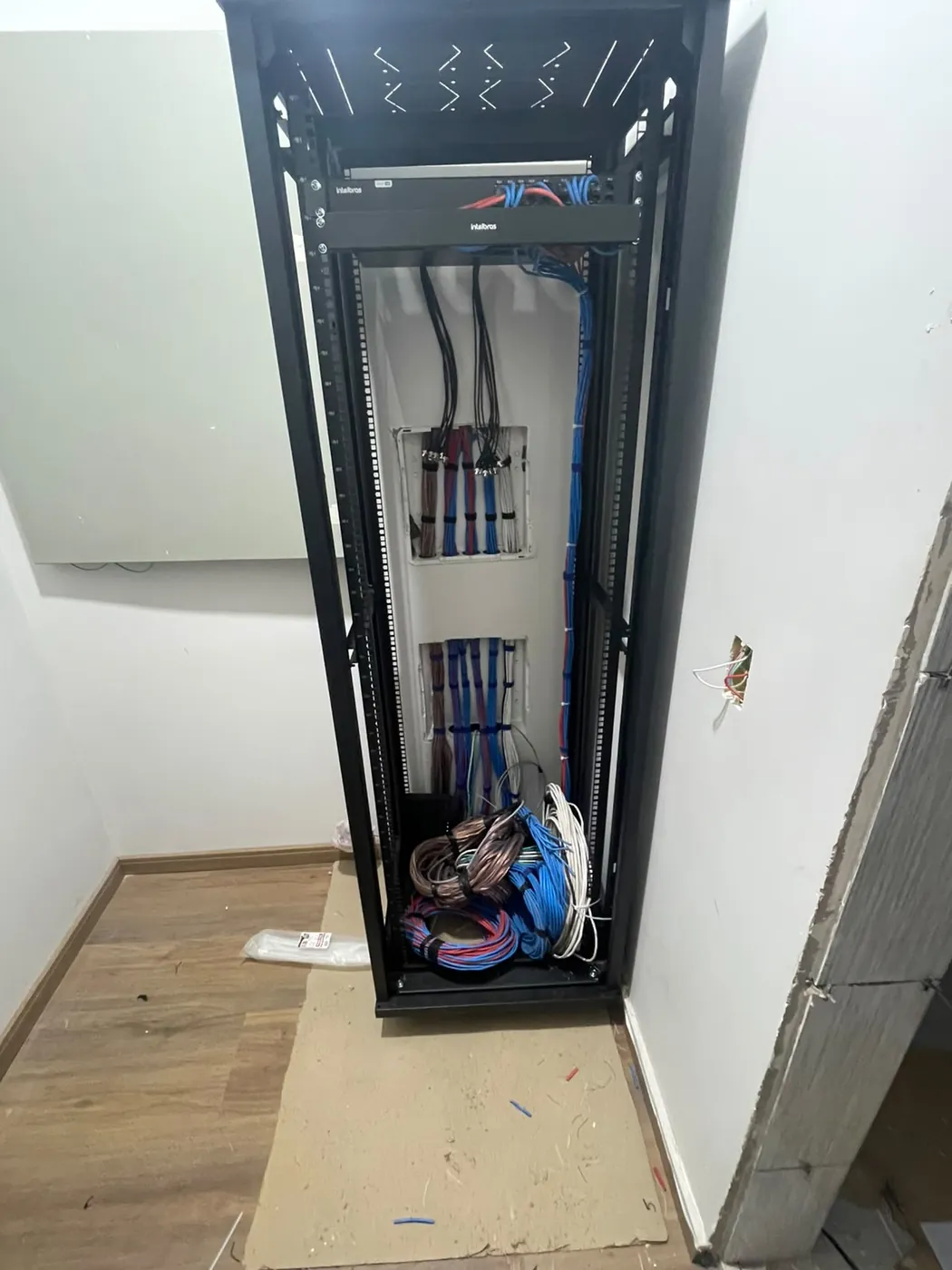 Rack em fase de montagem